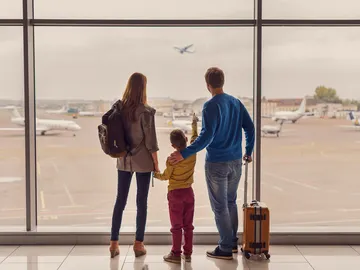Familia en un aeropuerto Familia en un aeropuerto
