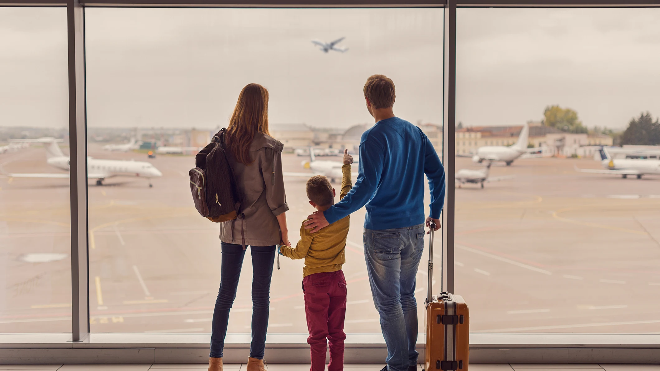 Familia en un aeropuerto