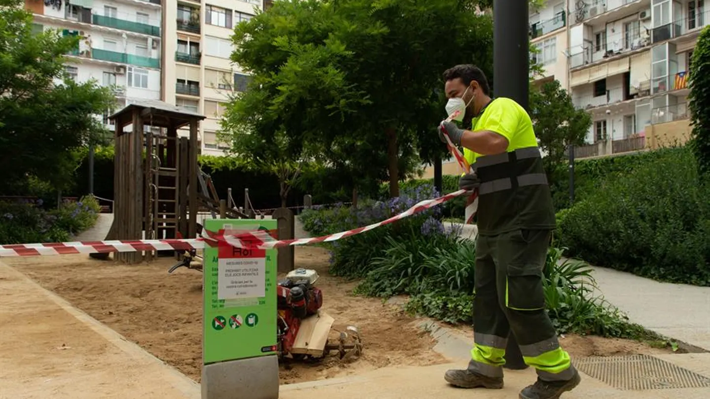 Barcelona reabre sus parques infantiles Barcelona reabre sus parques infantiles