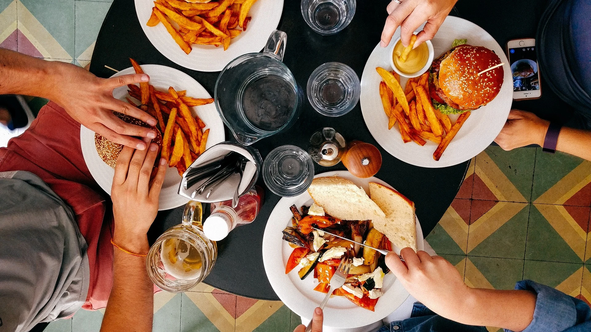 Imagen de archivo de una mesa con comida