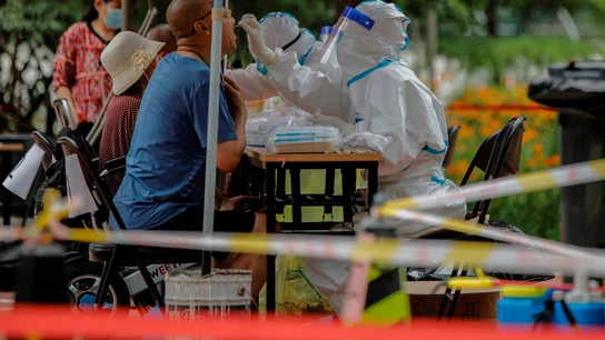 Personal sanitario hace pruebas a los residentes en Pekín, China este jueves tras el brote de coronavirus en su principal centro mayorista de alimentación Personal sanitario hace pruebas a los residentes en Pekín, China este jueves tras el brote de coronavirus en su principal centro mayorista de alimentación