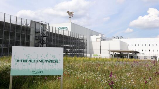 La fachada de la f&aacute;brica c&aacute;rnica alemana en la que se ha producido un rebrote de COVID-19