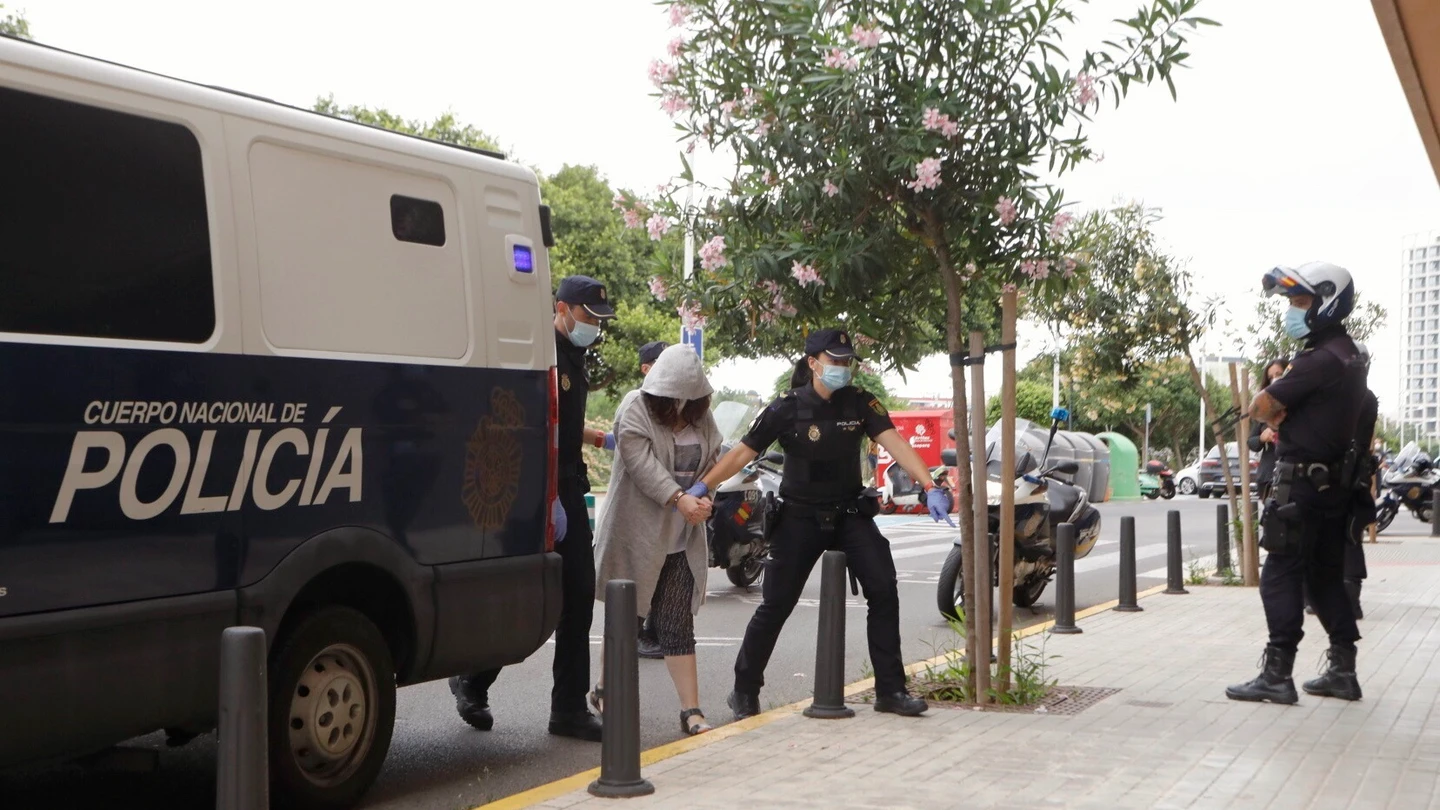 La mujer detenida como principal sospechosa del asesinato de su marido con discapacidad en Godelleta, llegando al Juzgado de Instrucción número 4 de Mislata La mujer detenida como principal sospechosa del asesinato de su marido con discapacidad en Godelleta, llegando al Juzgado de Instrucción número 4 de Mislata