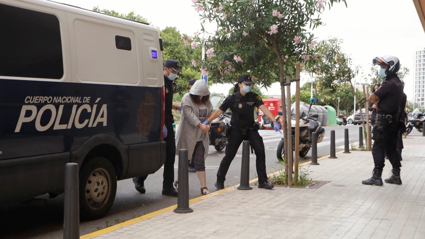 La mujer detenida como principal sospechosa del asesinato de su marido con discapacidad en Godelleta, llegando al Juzgado de Instrucción número 4 de Mislata