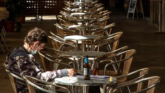 Terraza en Barcelona Una persona en una terraza de Barcelona