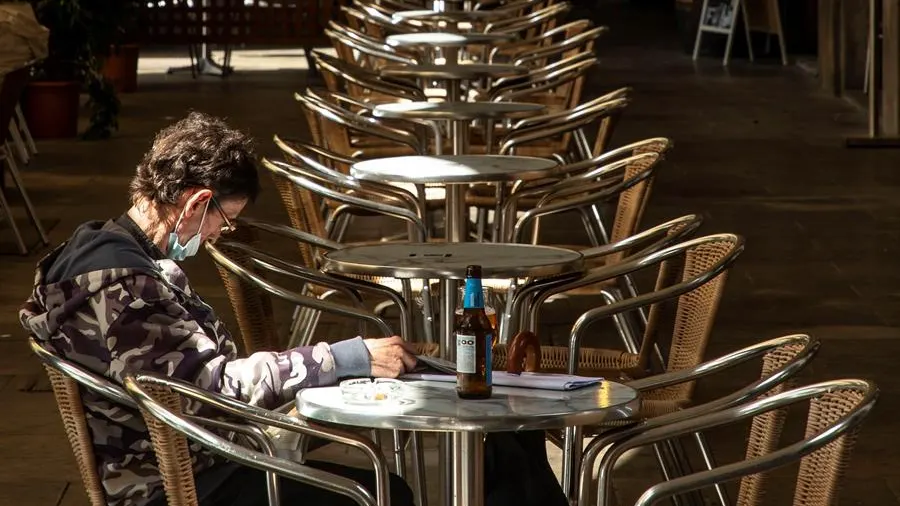 Una persona en una terraza de Barcelona