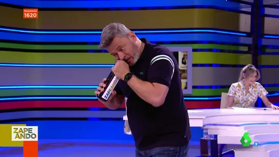 ¿Es posible abrir una botella de vino con un cuchillo? Miki Nada supera el reto, a su manera ¿Es posible abrir una botella de vino con un cuchillo? Miki Nada supera el reto, a su manera