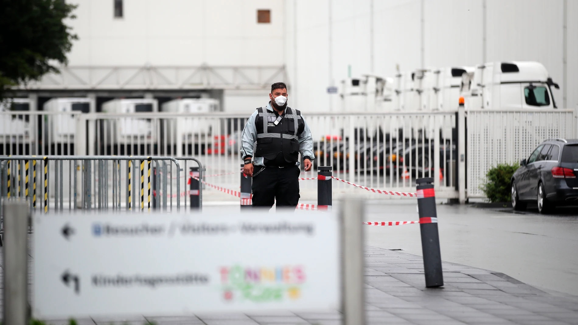 Un empleado de seguridad a las puertas de la fábrica cárnica en Alemania