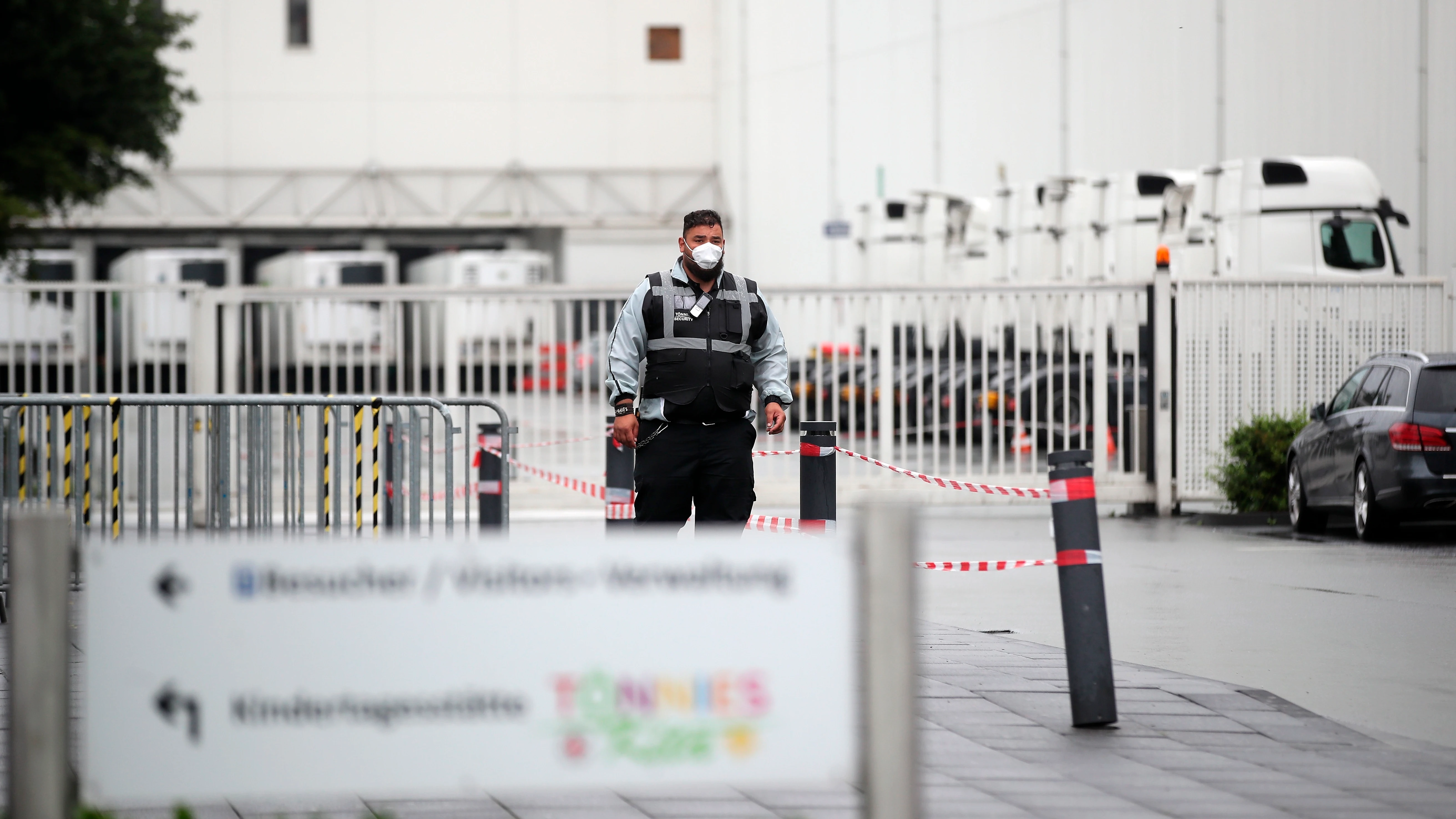 Un empleado de seguridad a las puertas de la fábrica cárnica en Alemania