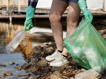 Según la fuente, el tiempo que permanecen los plásticos en el océano varía de unos pocos años a siglos Según la fuente, el tiempo que permanecen los plásticos en el océano varía de unos pocos años a siglos