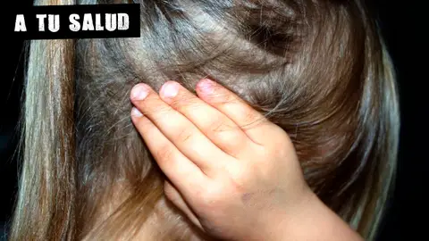 Imagen de archivo de una niña con la mano en la oreja Imagen de archivo de una niña con la mano en la oreja
