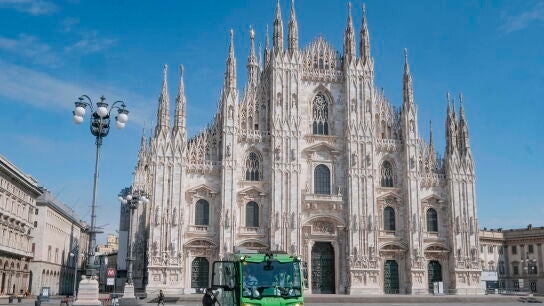 Trabajadores sanitarios desinfectaban la Plaza del Duomo de Mil&aacute;n, el pasado mes de marzo
