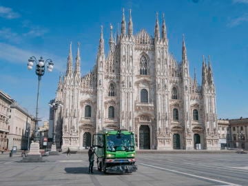 Trabajadores sanitarios desinfectaban la Plaza del Duomo de Milán, el pasado mes de marzo Trabajadores sanitarios desinfectaban la Plaza del Duomo de Milán, el pasado mes de marzo