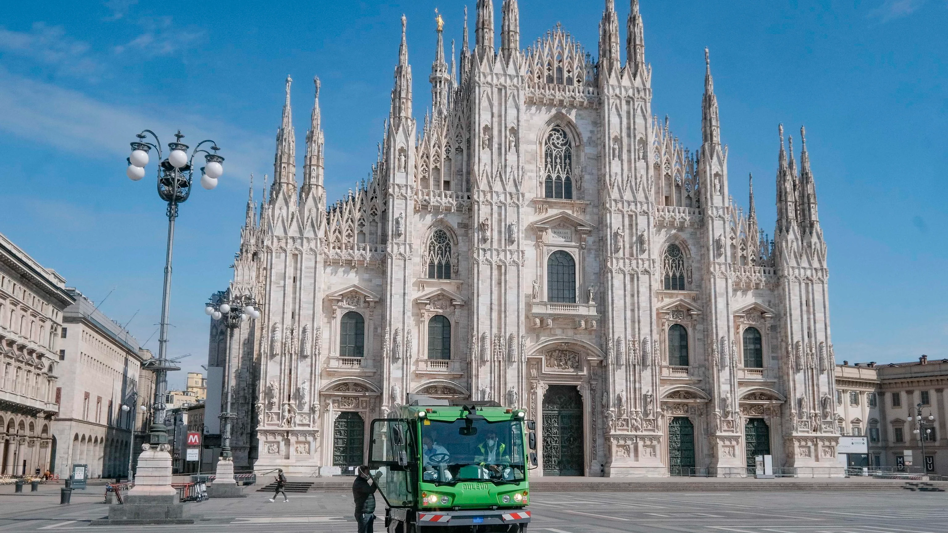 Trabajadores sanitarios desinfectaban la Plaza del Duomo de Milán, el pasado mes de marzo