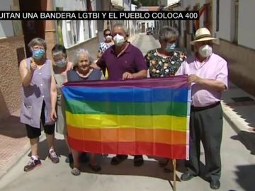 Vecinos de un pueblo de Málaga con la bandera LGTBI Vecinos de un pueblo de Málaga con la bandera LGTBI