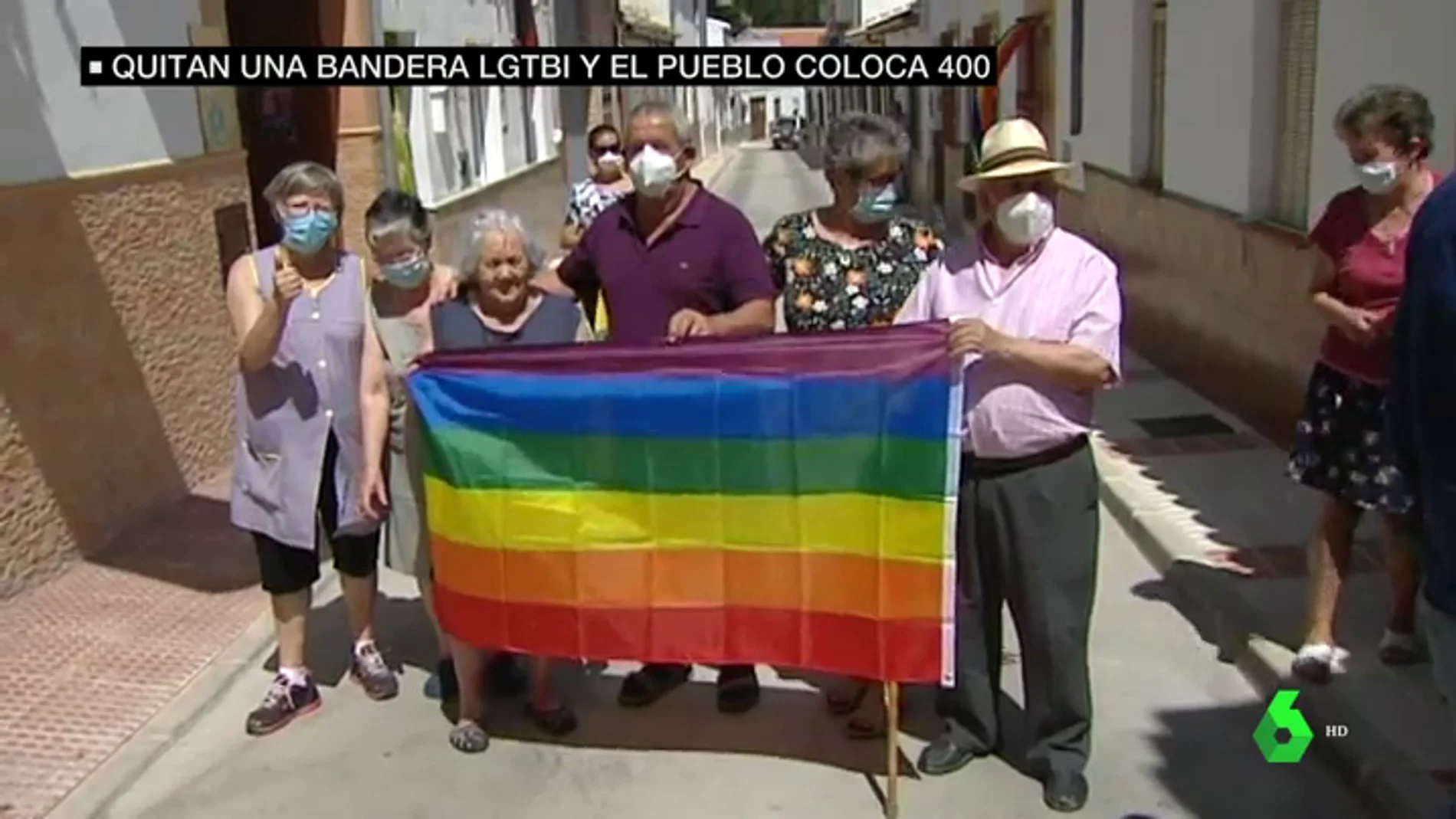 Vecinos de un pueblo de Málaga con la bandera LGTBI
