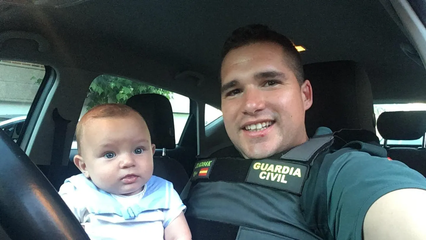 El guardia civil junto al bebé al que salvó El guardia civil junto al bebé al que salvó