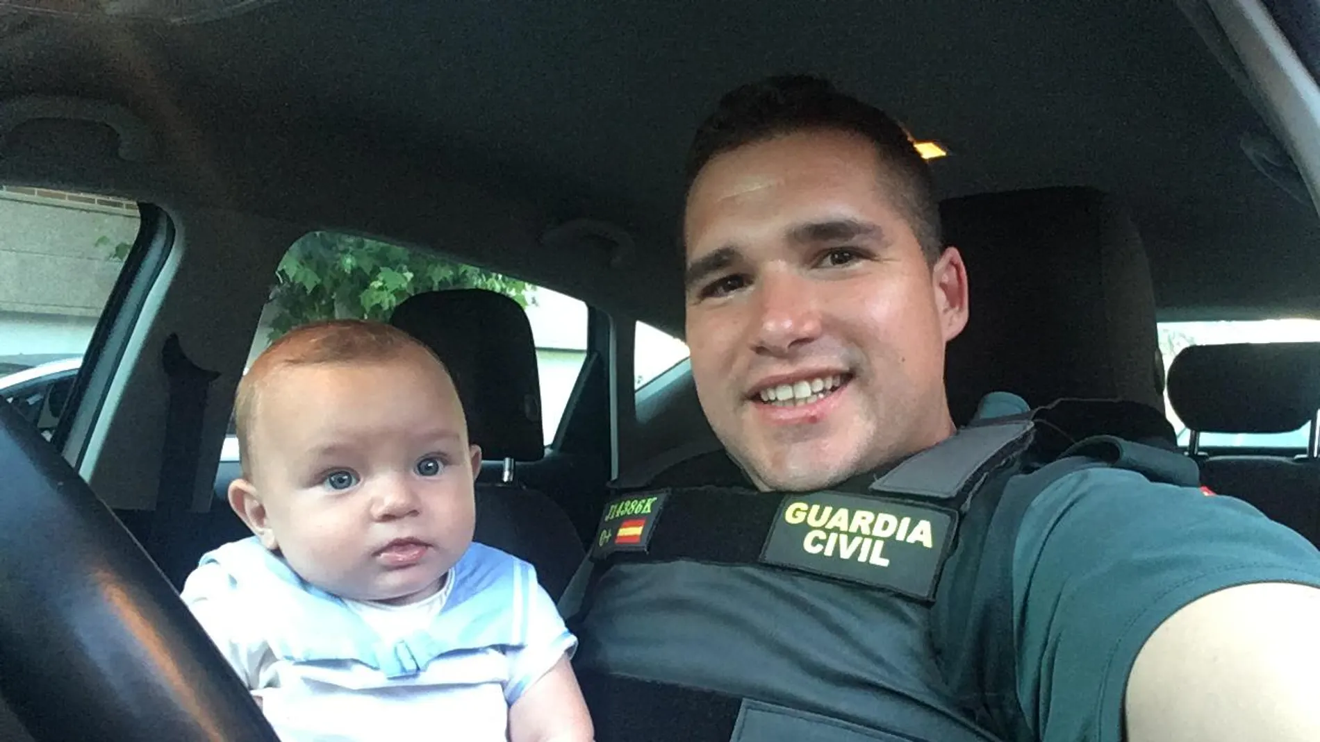 El guardia civil junto al bebé al que salvó