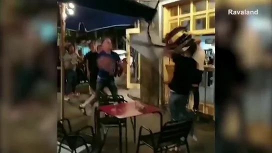 Salvaje pelea con lanzamiento de cristales y mesas en un bar de Barcelona Salvaje pelea con lanzamiento de cristales y mesas en un bar de Barcelona