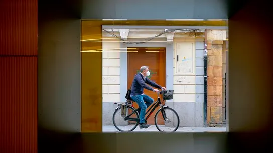 Un hombre con mascarilla pasea en bicicleta Un hombre con mascarilla pasea en bicicleta por Oviedo