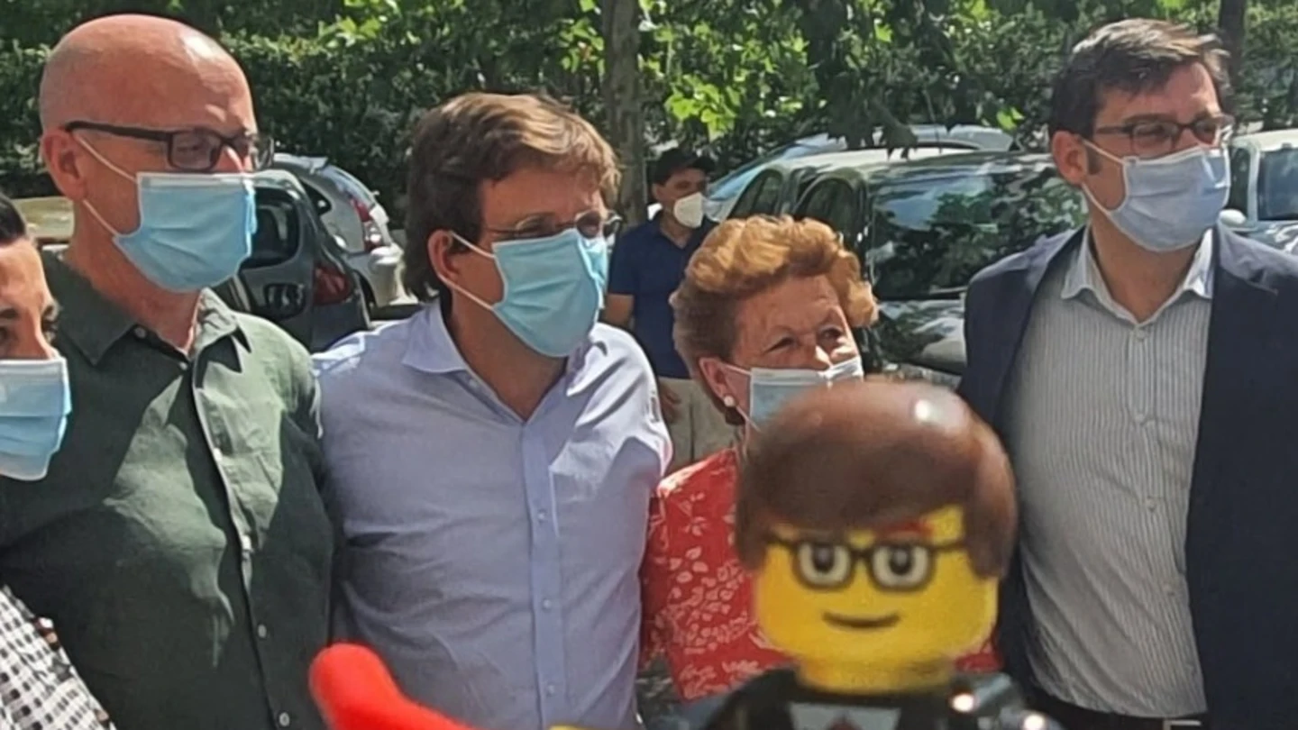 Martínez Almeida con su politilego Martínez Almeida con su politilego