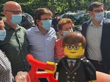 Martínez Almeida con su politilego Martínez Almeida con su politilego
