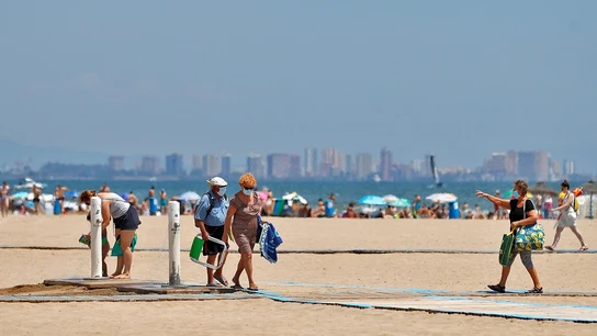 Imagen de personas en la playa en Valencia Imagen de personas en la playa en Valencia