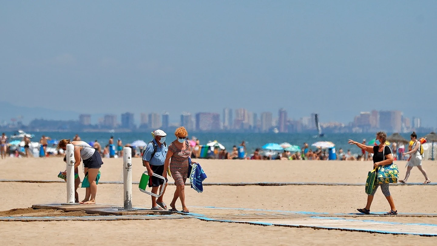 Imagen de personas en la playa en Valencia Imagen de personas en la playa en Valencia