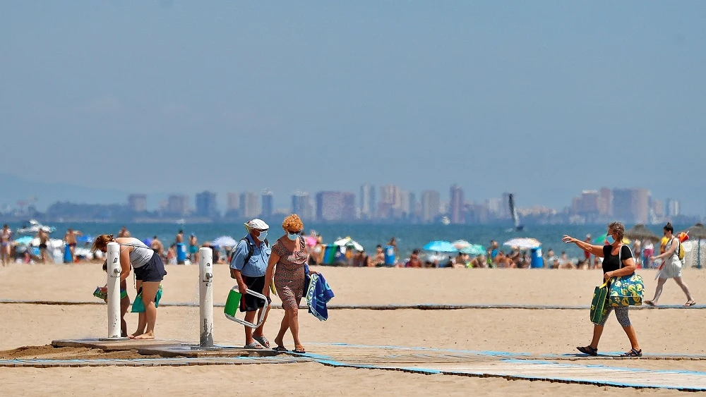 Imagen de personas en la playa en Valencia