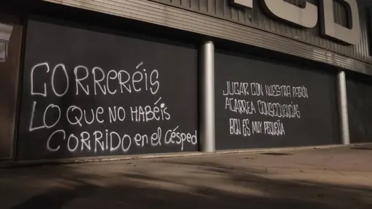 Pintadas en la fachada del RCDE Stadium Pintadas en la fachada del RCDE Stadium
