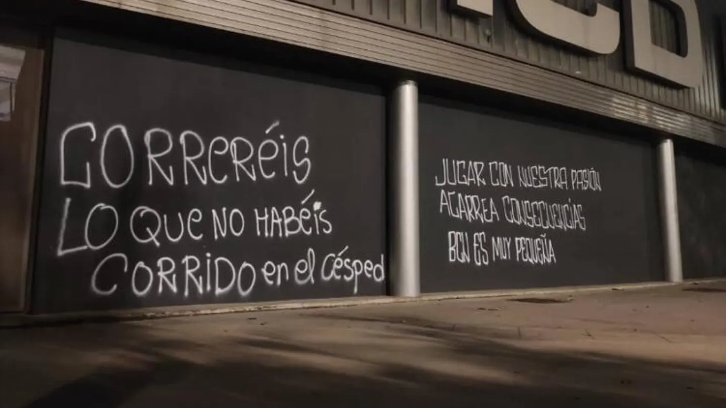 Pintadas en la fachada del RCDE Stadium Pintadas en la fachada del RCDE Stadium