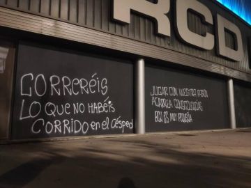 Pintadas en la fachada del RCDE Stadium Pintadas en la fachada del RCDE Stadium