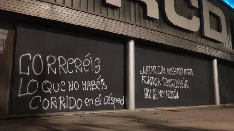 Pintadas en la fachada del RCDE Stadium