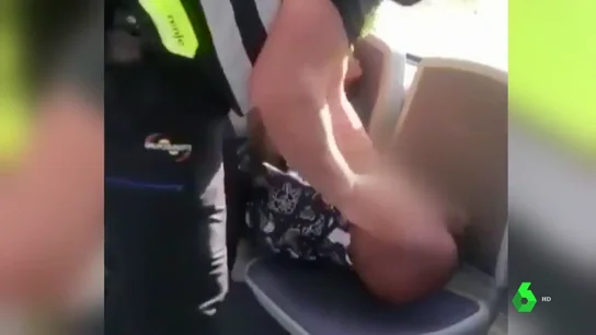 Vigilantes de seguridad agreden a un hombre que viajaba en un tren de Barcelona sin mascarillas Vigilantes de seguridad agreden a un hombre que viajaba en un tren de Barcelona sin mascarillas