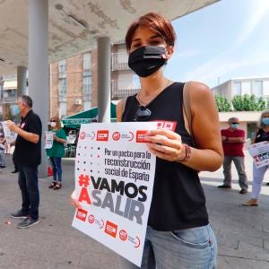 Una manifestante durante la concentración en la Plaza de la Merced de Murcia por un pacto para la reconstrucción social de España Una manifestante durante la concentración en la Plaza de la Merced de Murcia por un pacto para la reconstrucción social de España
