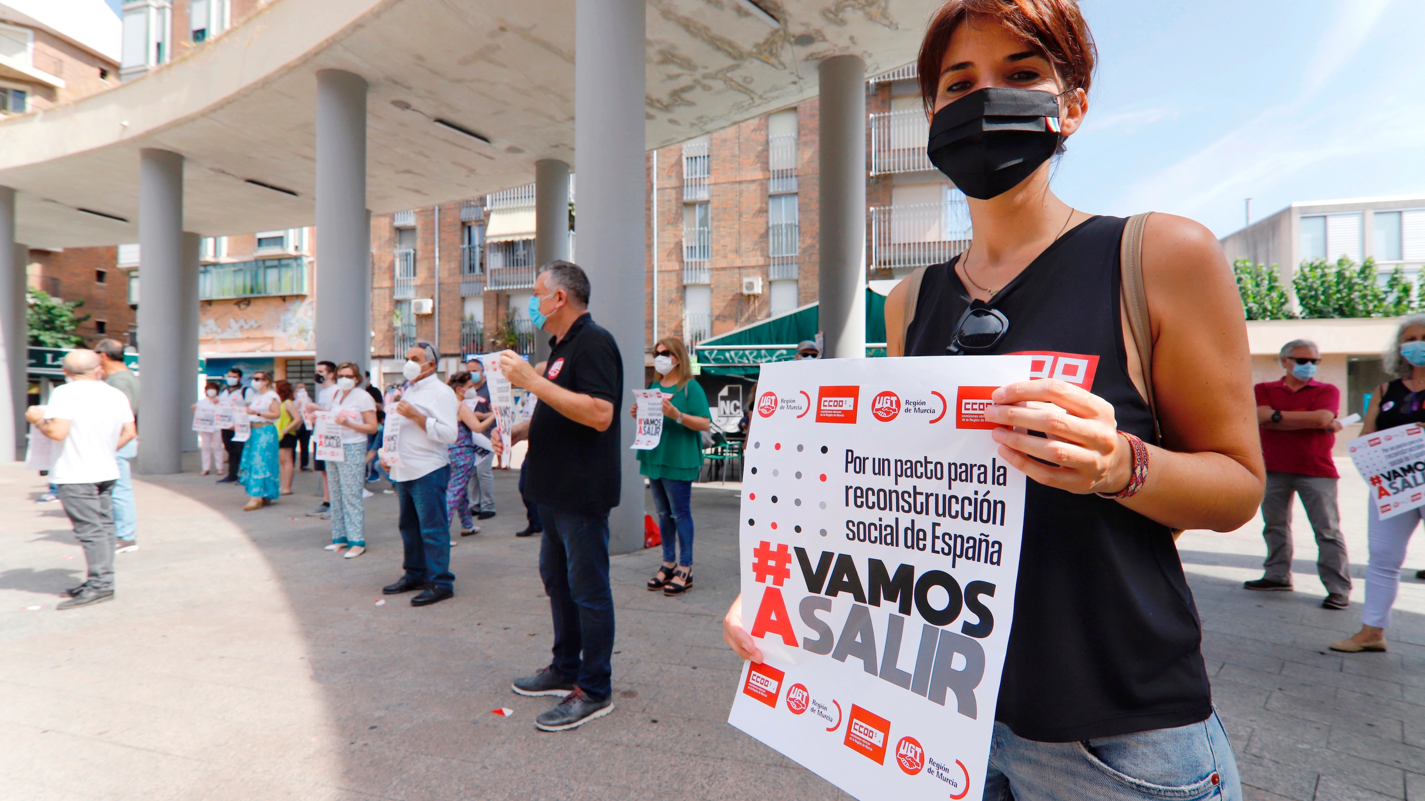 Una manifestante durante la concentración en la Plaza de la Merced de Murcia por un pacto para la reconstrucción social de España