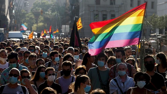 Imagen de archivo de una bandera LGTBI en una manifestación en Barcelona Imagen de archivo de una bandera LGTBI en una manifestación en Barcelona