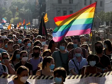Imagen de archivo de una bandera LGTBI en una manifestación en Barcelona