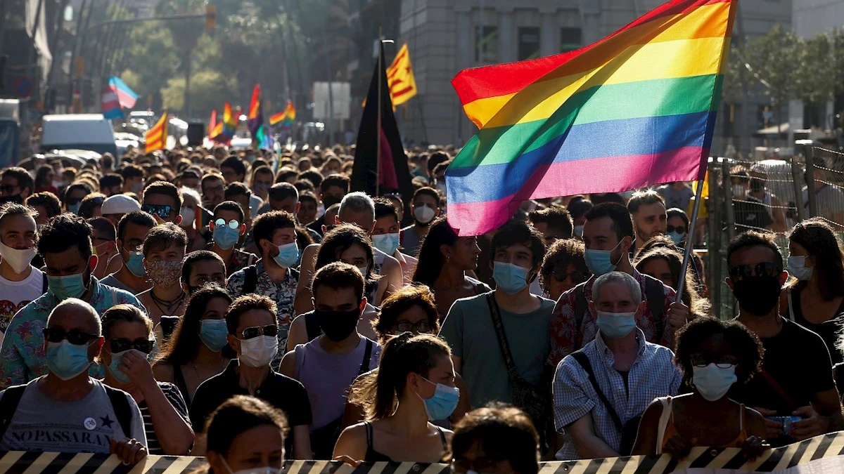 Imagen de archivo de una bandera LGTBI en una manifestación en Barcelona