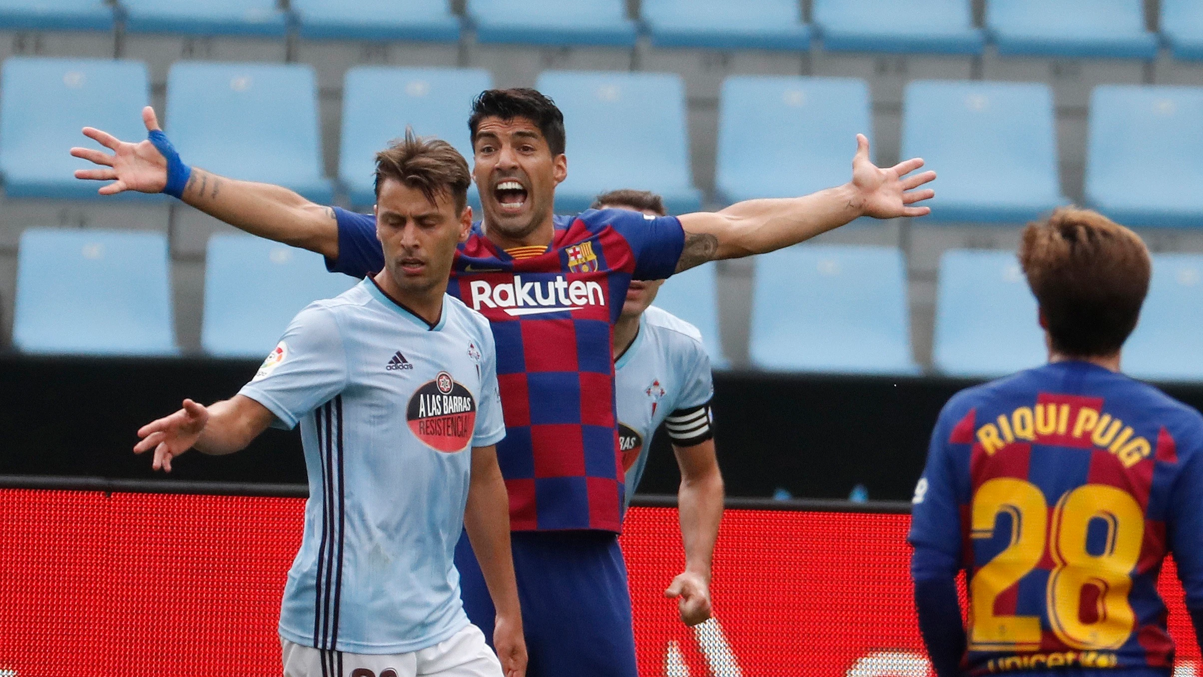 Luis Suárez protesta una acción durante el Celta-Barça