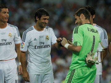 Iker Casillas le coloca el brazalete de capitán a Raúl ante la atenta mirada de Cristiano Ronaldo y Kaká Iker Casillas le coloca el brazalete de capitán a Raúl ante la atenta mirada de Cristiano Ronaldo y Kaká
