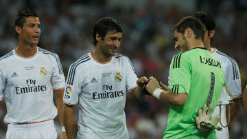 Iker Casillas le coloca el brazalete de capitán a Raúl ante la atenta mirada de Cristiano Ronaldo y Kaká