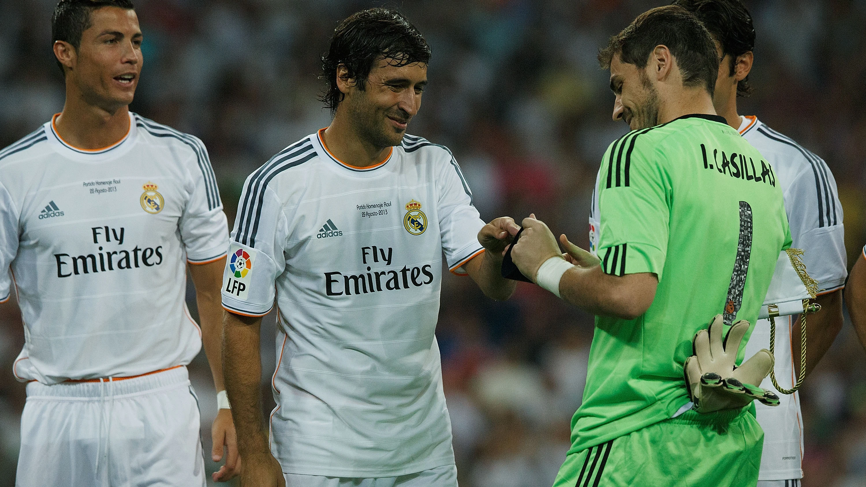 Iker Casillas le coloca el brazalete de capitán a Raúl ante la atenta mirada de Cristiano Ronaldo y Kaká