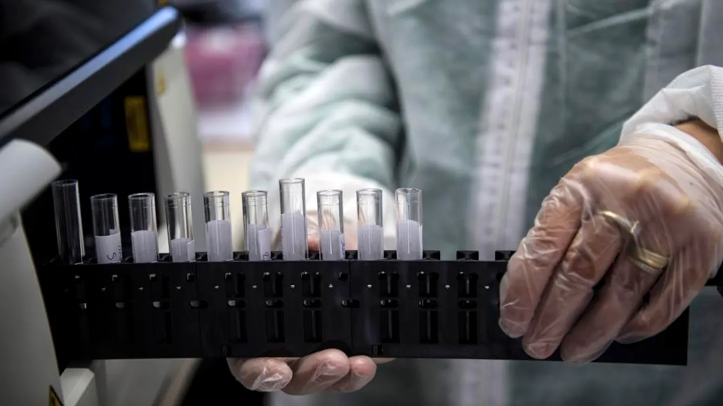 Un médico manipula unas muestras en un laboratorio Un médico manipula unas muestras en un laboratorio