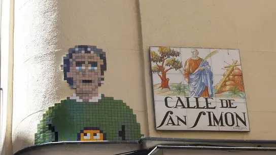 Mosaico de Fernando Simón realizado por 'Basket of Nean' en la calle San Simón. Mosaico de Fernando Simón realizado por 'Basket of Nean' en la calle San Simón.