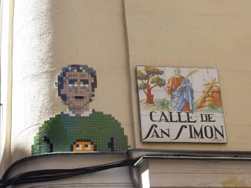 Mosaico de Fernando Simón realizado por 'Basket of Nean' en la calle San Simón. Mosaico de Fernando Simón realizado por 'Basket of Nean' en la calle San Simón.