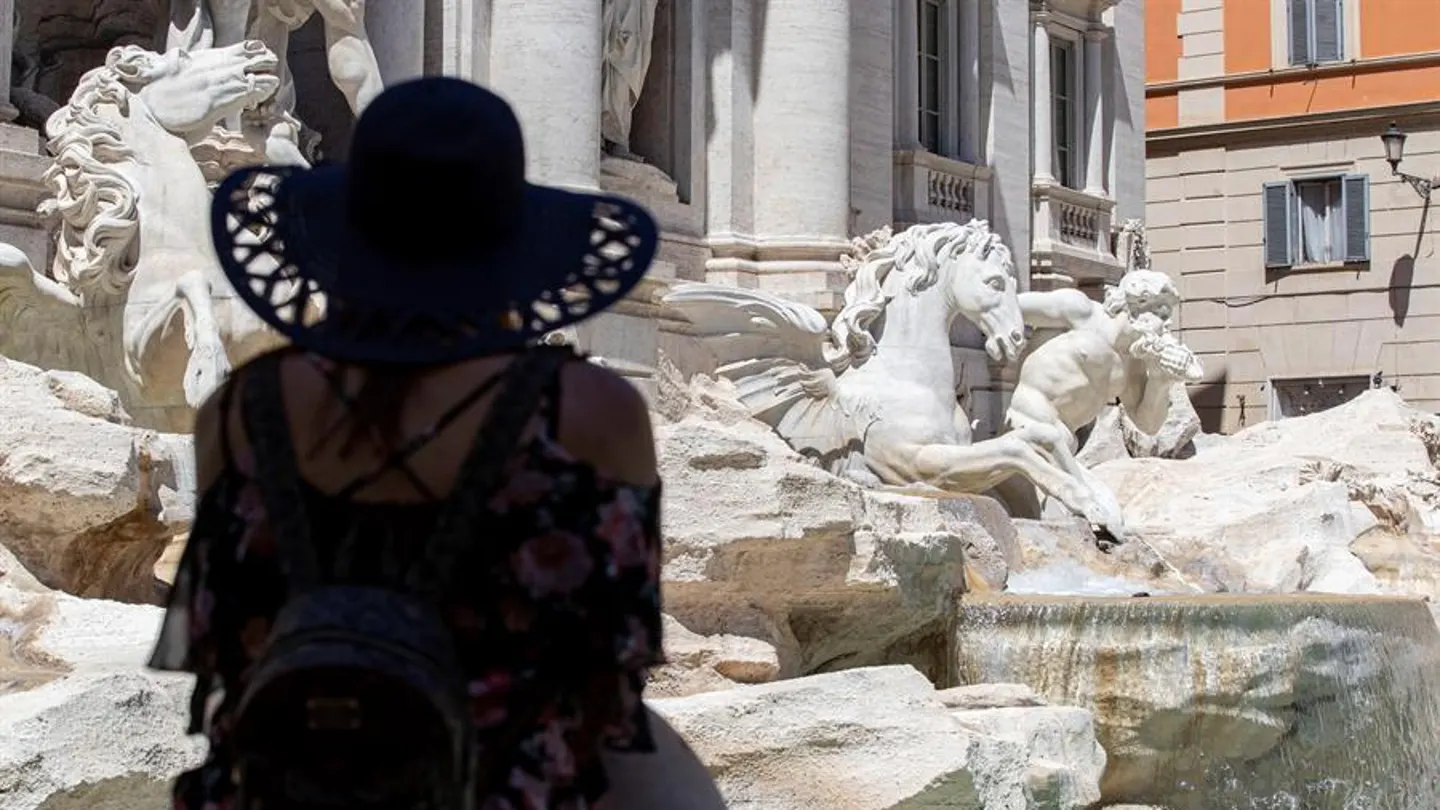 Una mujer frente a la Fontana di Trevi Una mujer frente a la Fontana di Trevi