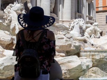 Una mujer frente a la Fontana di Trevi Una mujer frente a la Fontana di Trevi