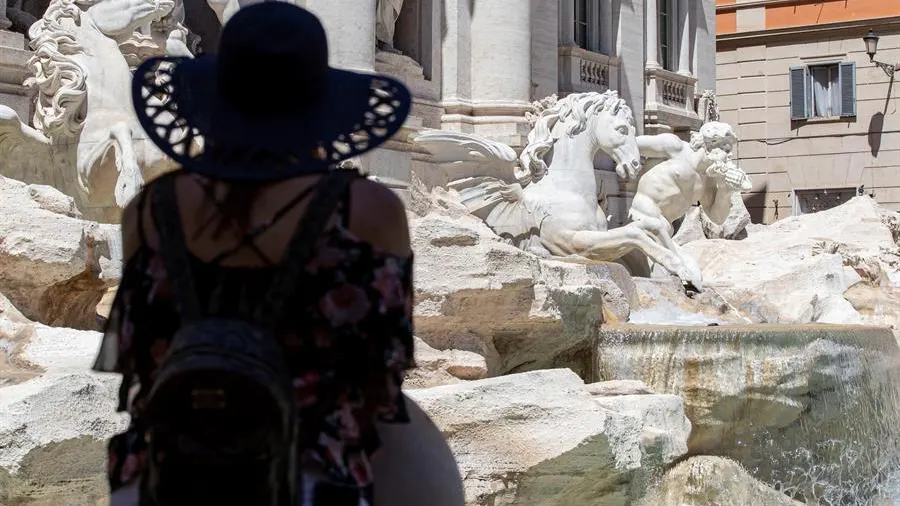 Una mujer frente a la Fontana di Trevi