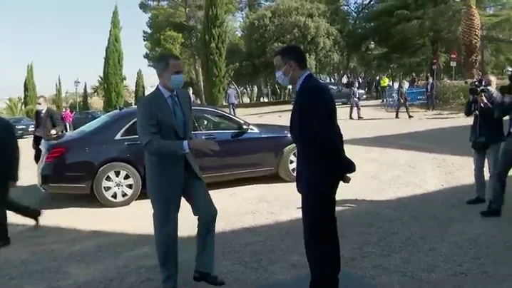 El lapsus del rey Felipe al intentar a saludar a Pedro Sánchez con la mano en la apertura de fronteras con Portugal